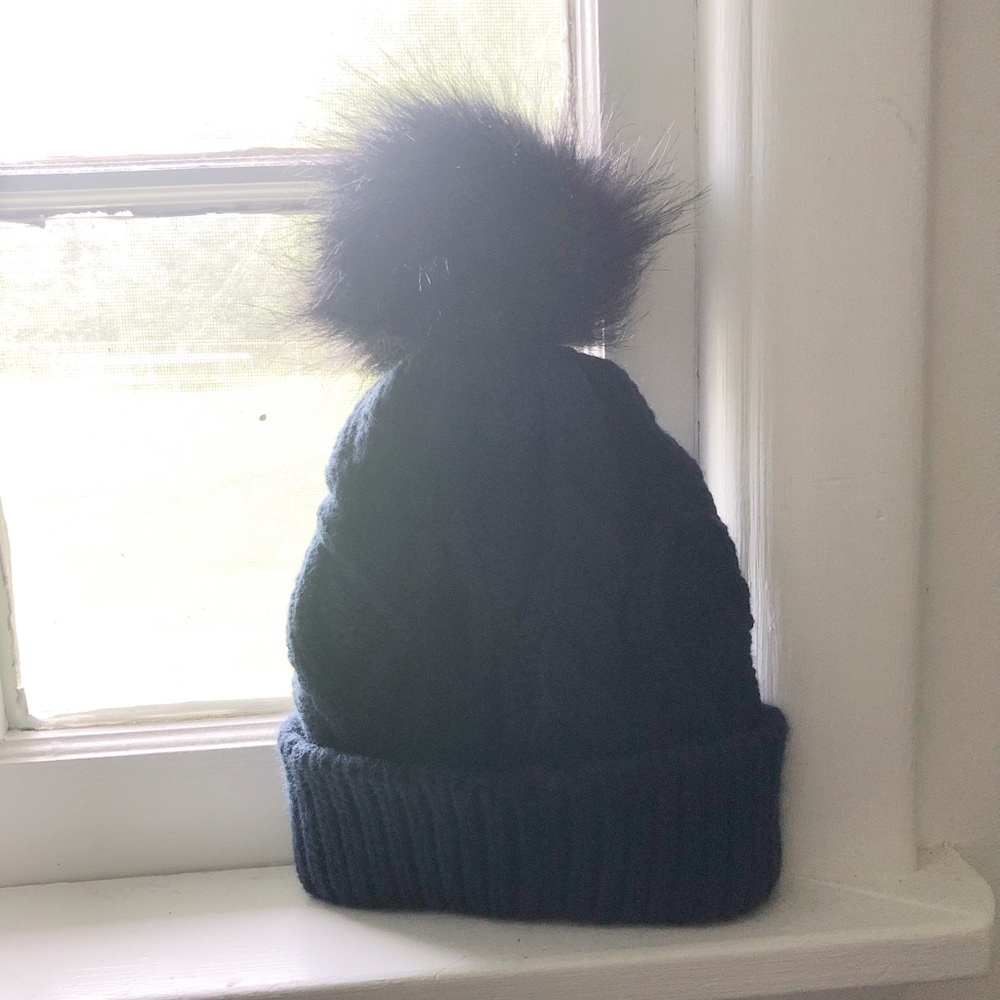 NAVY POM BEANIE